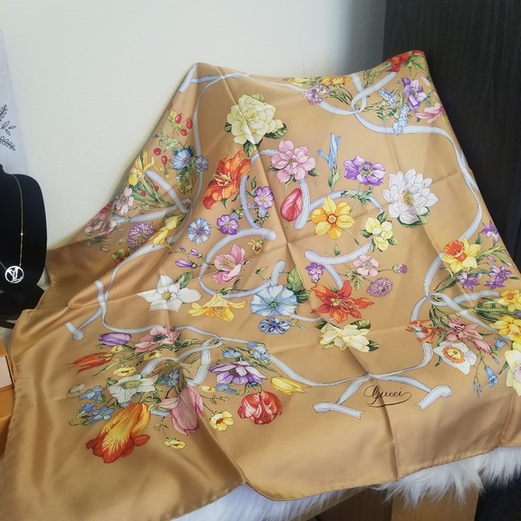 NWT Authentic Gucci floral scarf - Picture 7 of 9